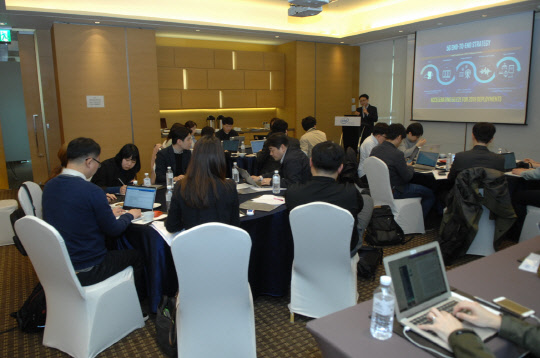 29일 서울 여의도 메리어트호텔에서 개최한 기자간담회에서 홍희석 인텔코리아 NFV/SDN 담당 부장이 평창 동계올림픽 현장에서 활용된 자사 기술을 소개하고 있다.   인텔코리아 제공